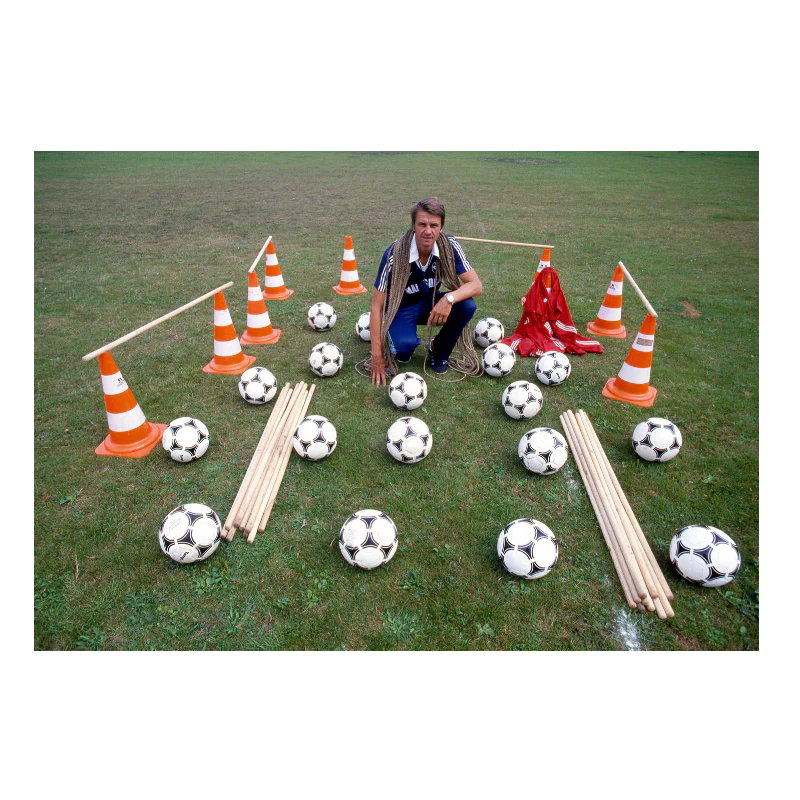 Aimé Jacquet prépare son entraînement, 1981 - Image 3