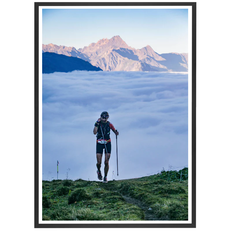 Lever de soleil sur une traileuse de l'UTMB, 2016