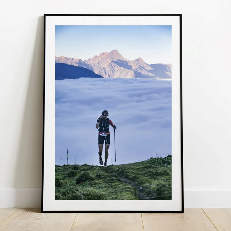 Lever de soleil sur une traileuse de l'UTMB, 2016 - Image 2