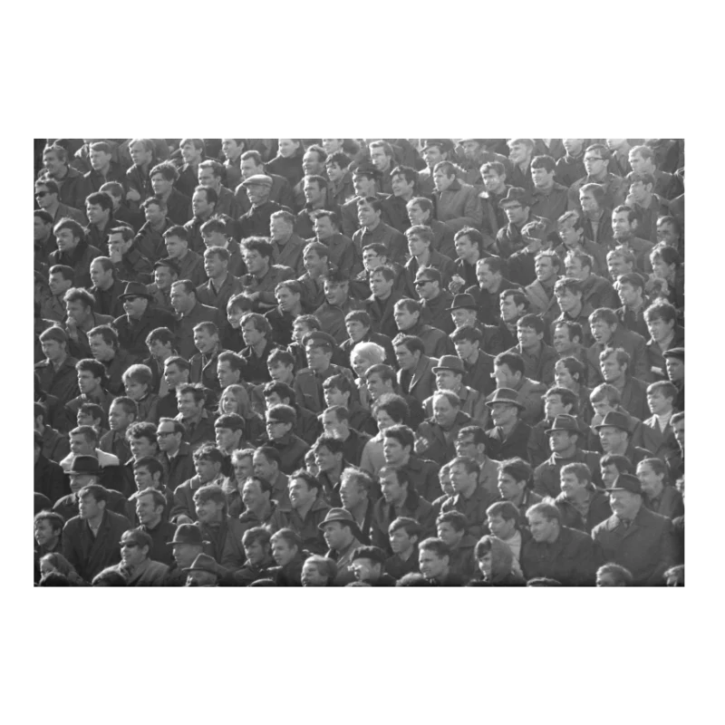100 hommes et une femme dans un stade, 1973 - Image 3