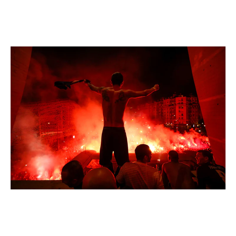 Communion de Di Maria avec les ultras parisiens, 2020 - Image 3
