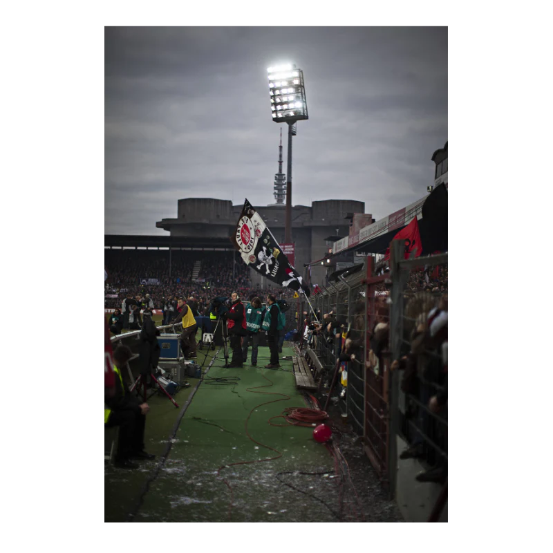 Drapeau de Sankt Pauli sortant du virage, 2011 - Image 3