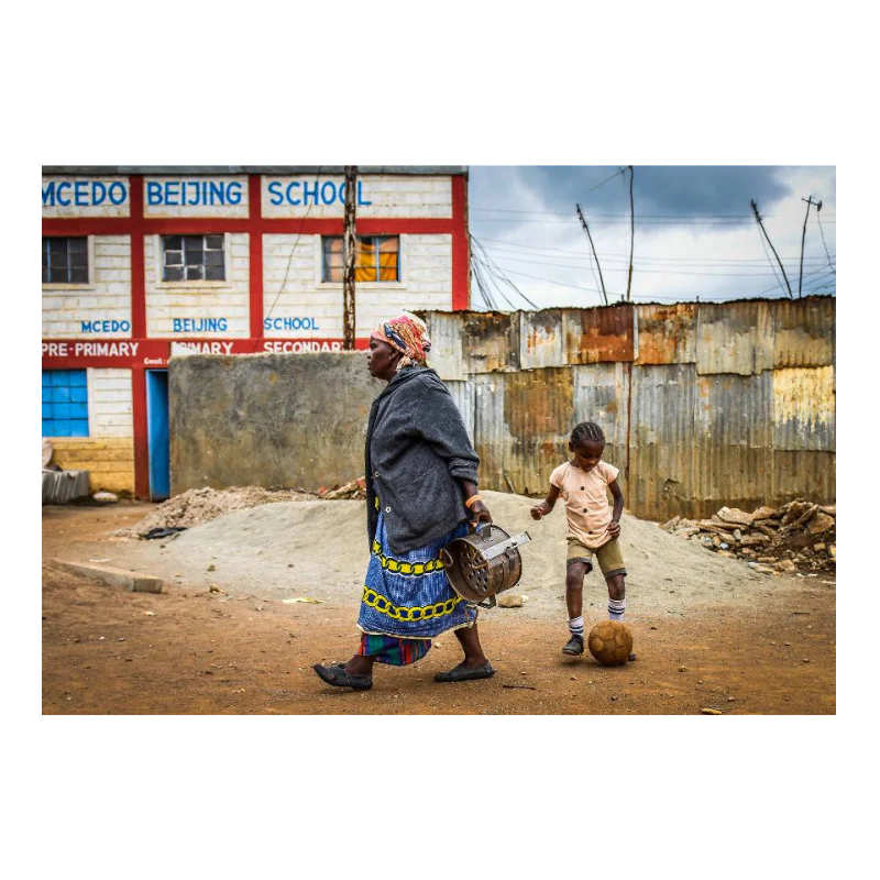 Enfant kenyan jouant dans les rues de Nairobi, 2015 - Image 3