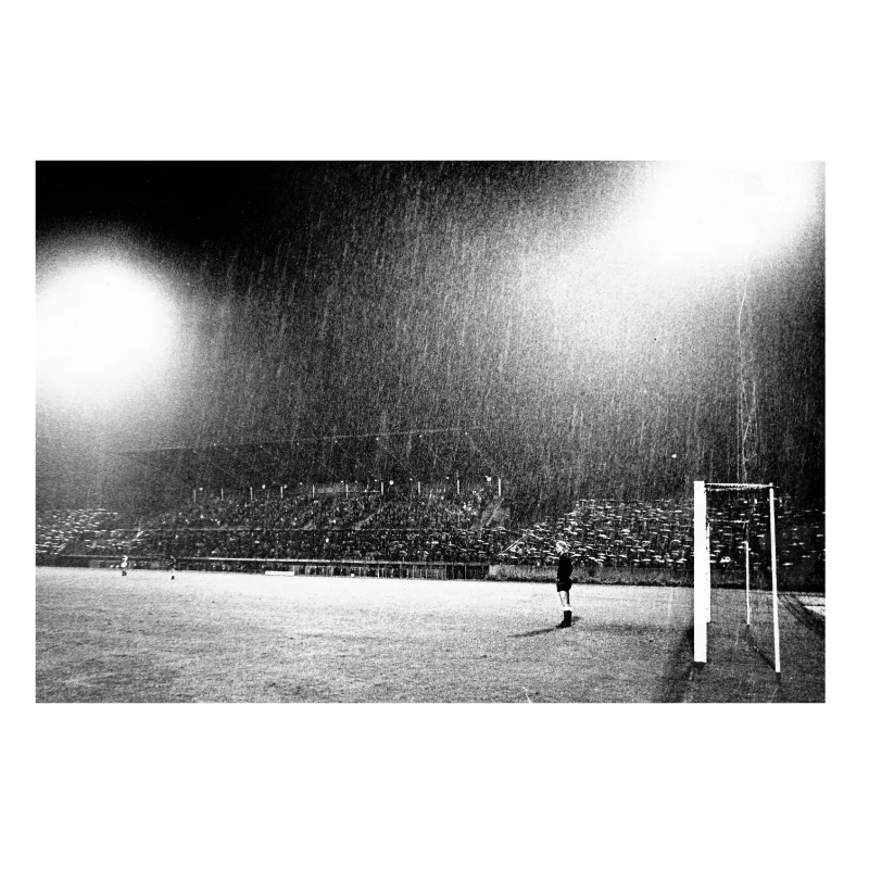 Gardien sous la pluie et les projecteurs, 1963 - Image 3