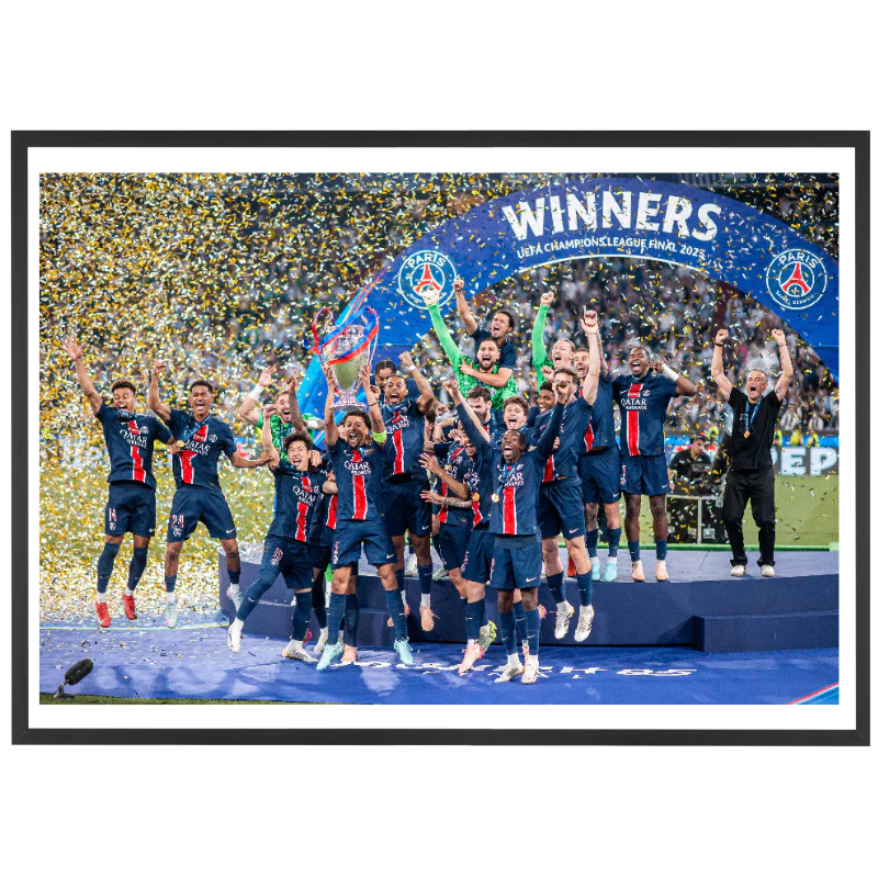 Les Parisiens soulèvent le trophée, Finale 2025