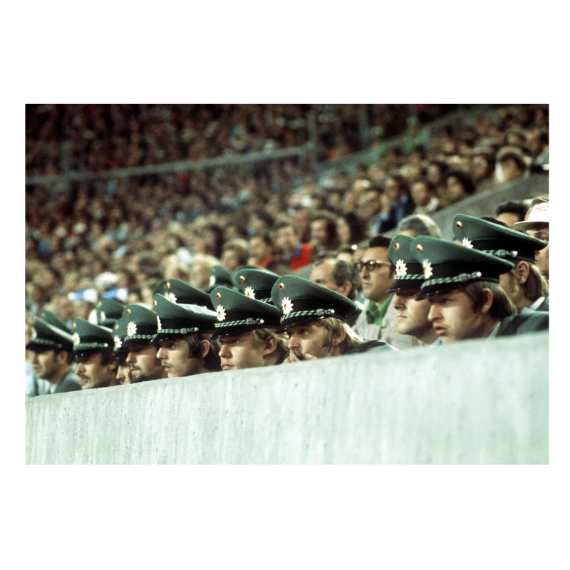Policiers allemands assistant à un match de coupe du monde, 1974 - Image 3