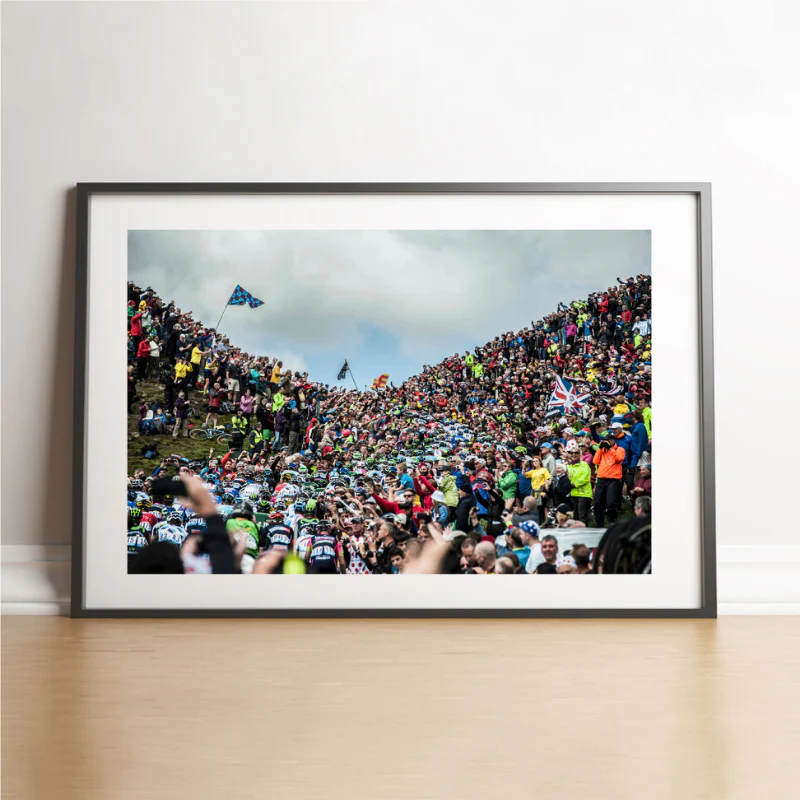 Peloton au milieu du public, Tour de France 2014 - Image 2