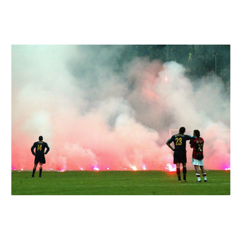 Materazzi accoudé sur Rui Costa devant le nuage de fumis, 2005 - Image 3