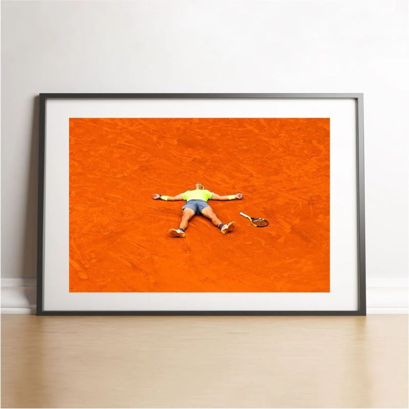 Nadal tombe après sa victoire, 2019 - Image 2