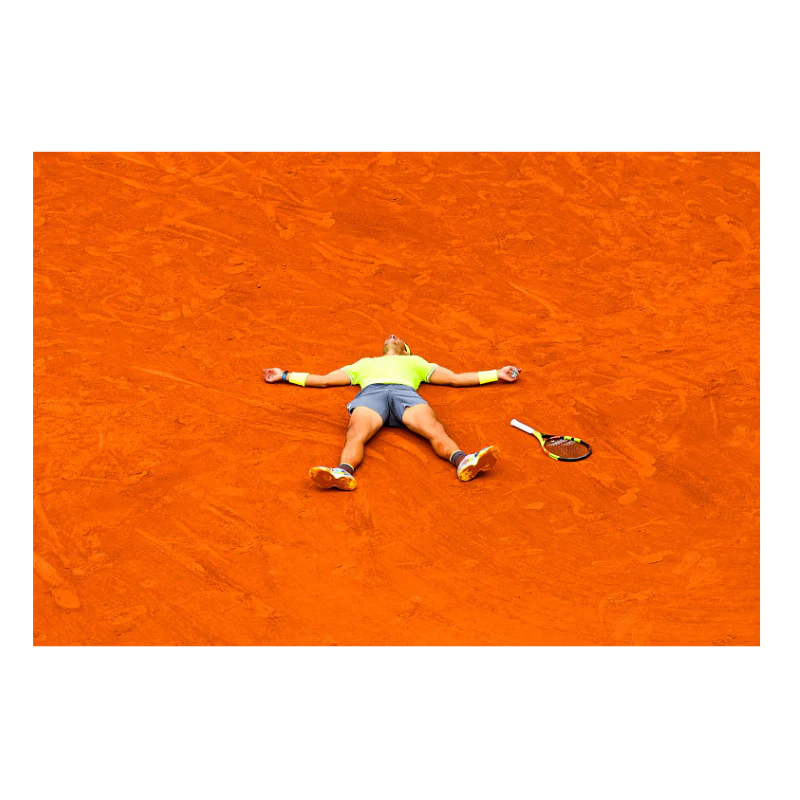 Nadal tombe après sa victoire, 2019 - Image 3