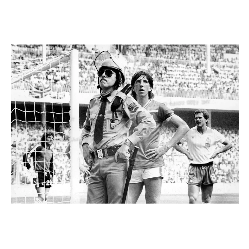 Paul Mariner et le policier espagnol, 1982 - Image 3