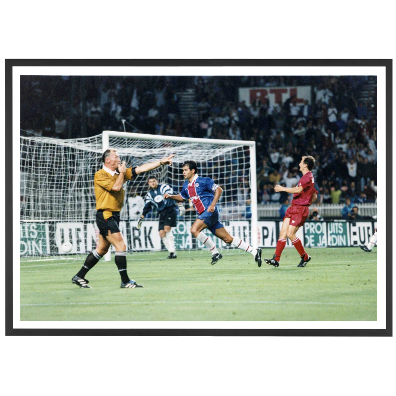 Raï célèbre son but face au Steaua Bucarest, 1997
