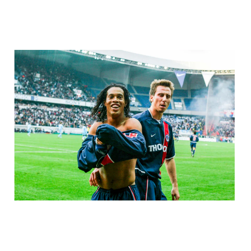 Ronaldinho fête son doublé contre l'OM, 2002 - Image 3