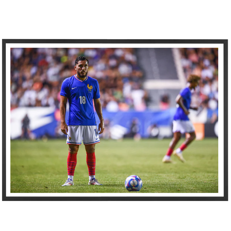 Ryan Cherki concentré avant son coup franc, 2024