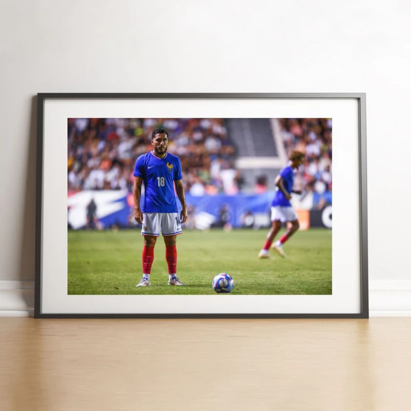 Ryan Cherki concentré avant son coup franc, 2024 - Image 2