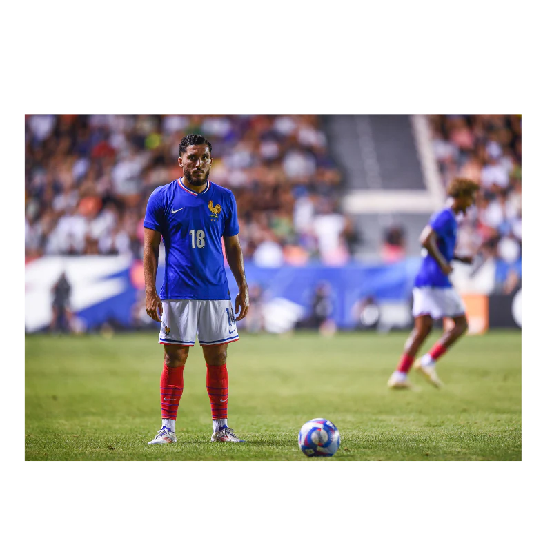 Ryan Cherki concentré avant son coup franc, 2024 - Image 3